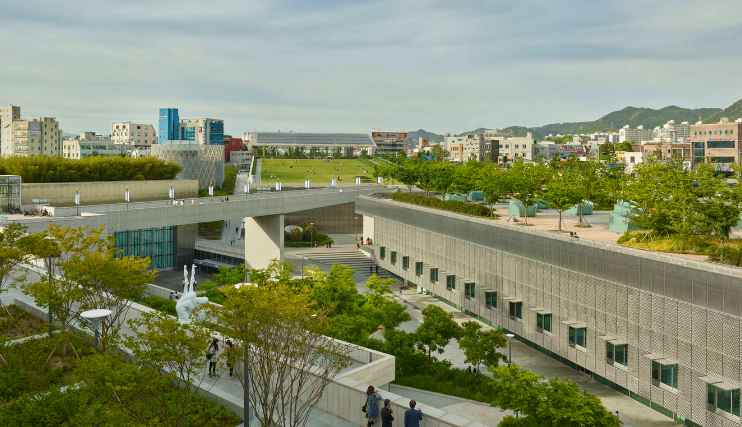 新修建结伴旧历史，，，生文化中心立异精神